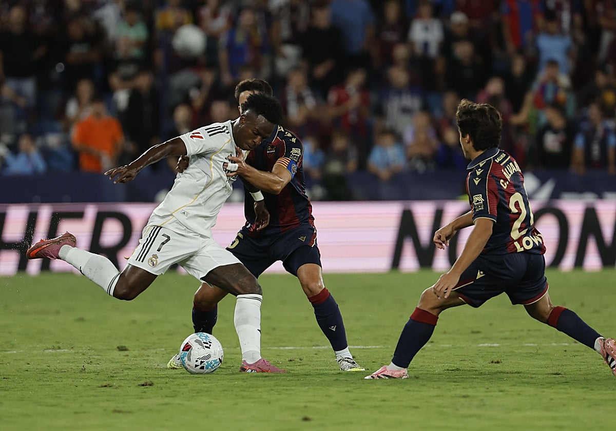 Elgezabal y Carlos Álvarez tratan de presionar a Vinicius.