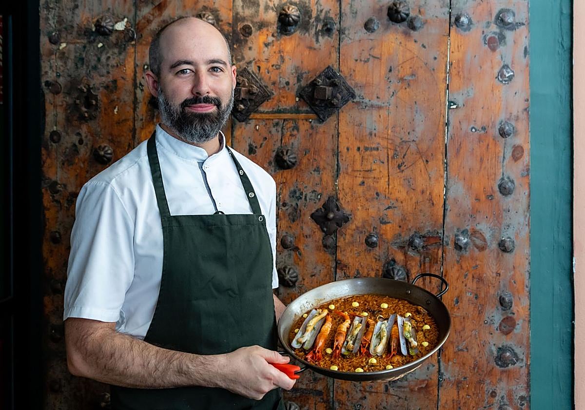 Imagen principal - Jesús Muñoz, con la fideuà de gamba alistada y navajas. A la izquierda, steak tartar marinado en salsa kimchee, soja y aceite de oliva virgen extra, con una yema ligeramente picante y alga nori crujiente. A la derecha, ostras valencianas con emulsión de pisco sour.
