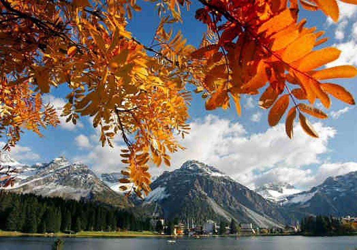 Paisaje otoñal en el cantón suizo de Grisons.