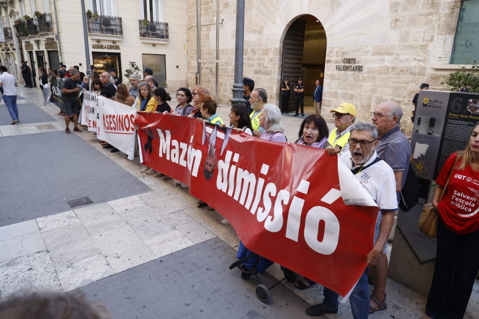Las víctimas vuelven a pedir la dimisión de Mazón a las puertas de Les Corts