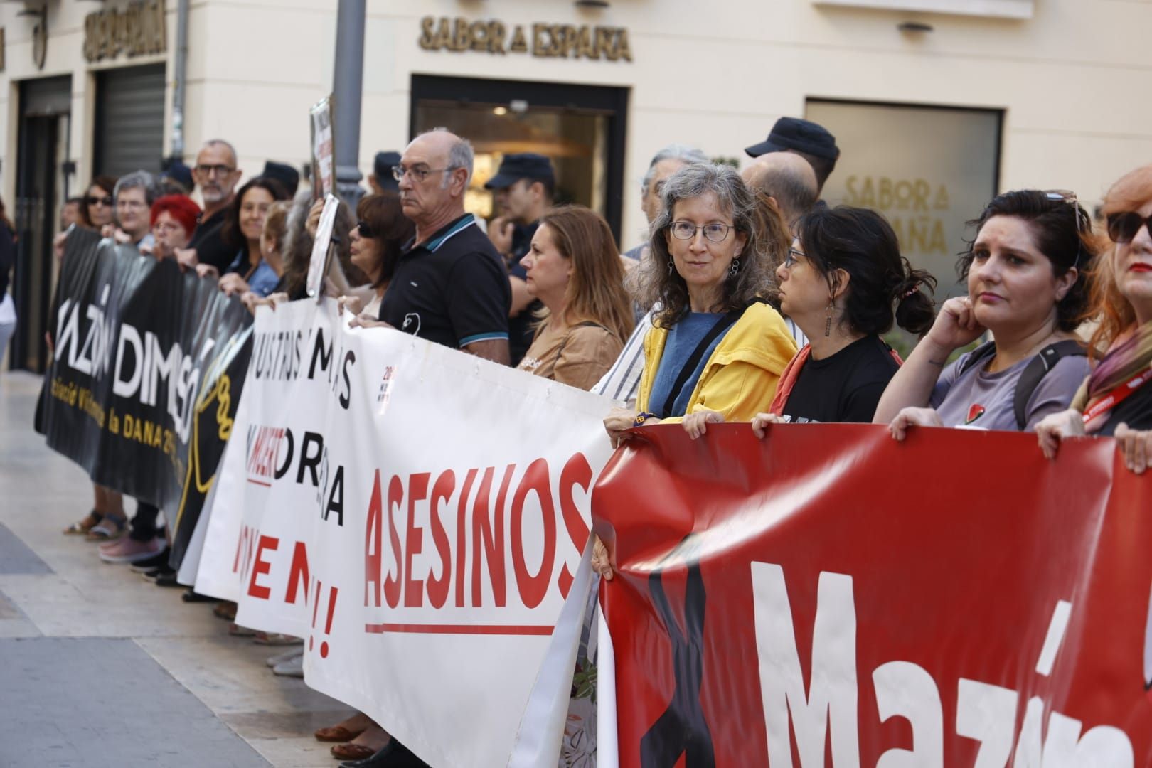 Las víctimas vuelven a pedir la dimisión de Mazón a las puertas de Les Corts