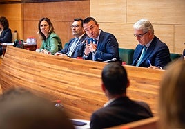 Vicent Mompó contesta a Fernández Bielsa, este martes en el pleno de la Diputación.