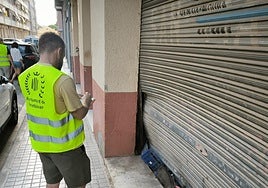 Un técnico trabaja en la encuesta sobre el estado de los locales.