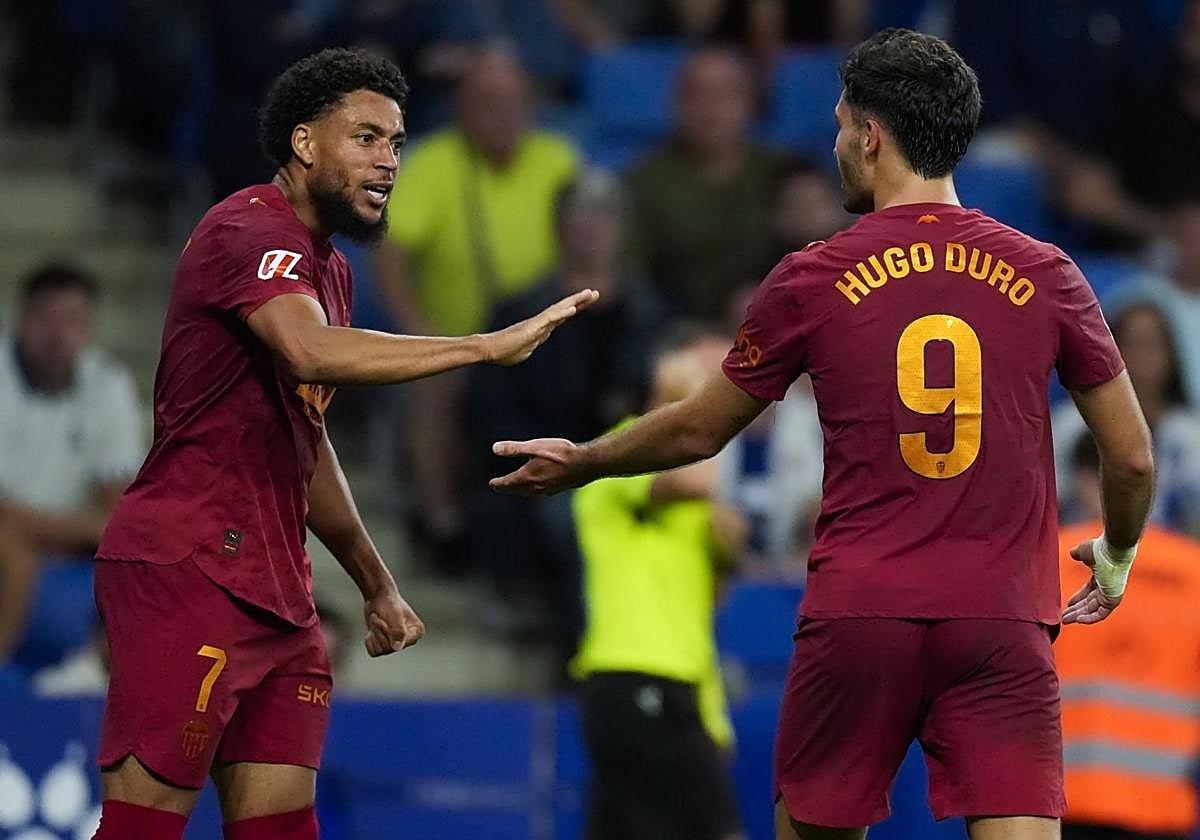 Danjuma y Hugo Duro celebran el segundo gol.