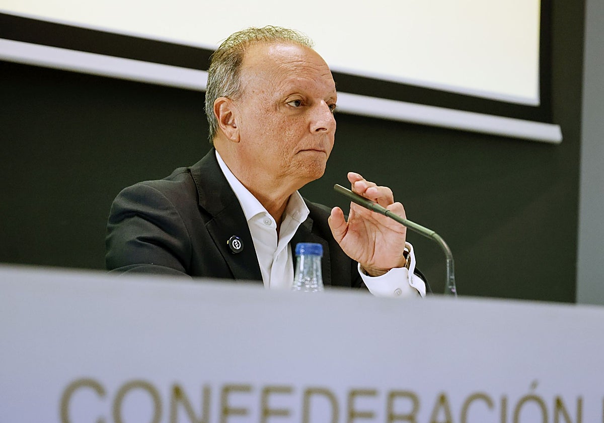 Salvador Navarro, durante la rueda de prensa de este martes.