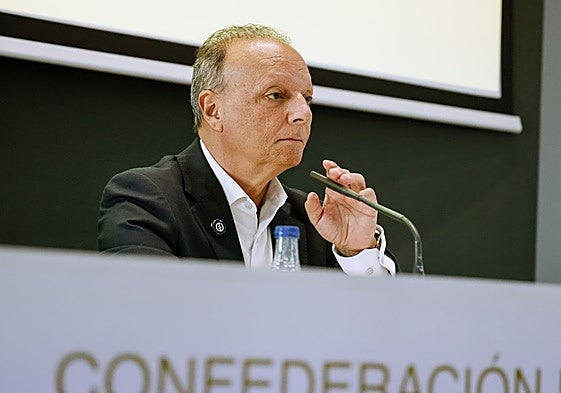 Salvador Navarro, durante la rueda de prensa de este martes.