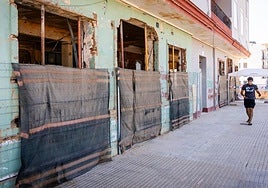 Una calle de Paiporta con todos los bajos destrozados por la dana.