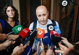 Miguel Polo, ante los medios a la salida de los juzgados de Catarroja.