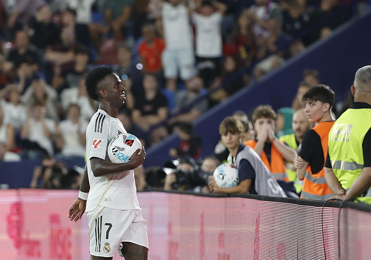 Vinícius Junior, frente a la afición del Levante.