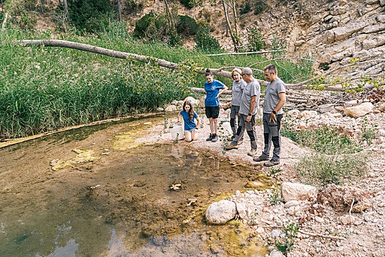 Suelta de loinas en el río Magro.