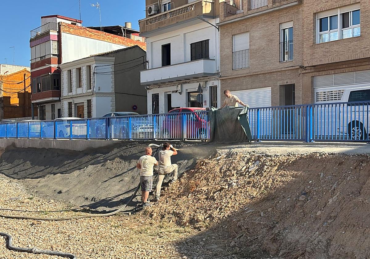 Hormigonado de uno de los taludes del barranco, junto a la calle Pelayo.