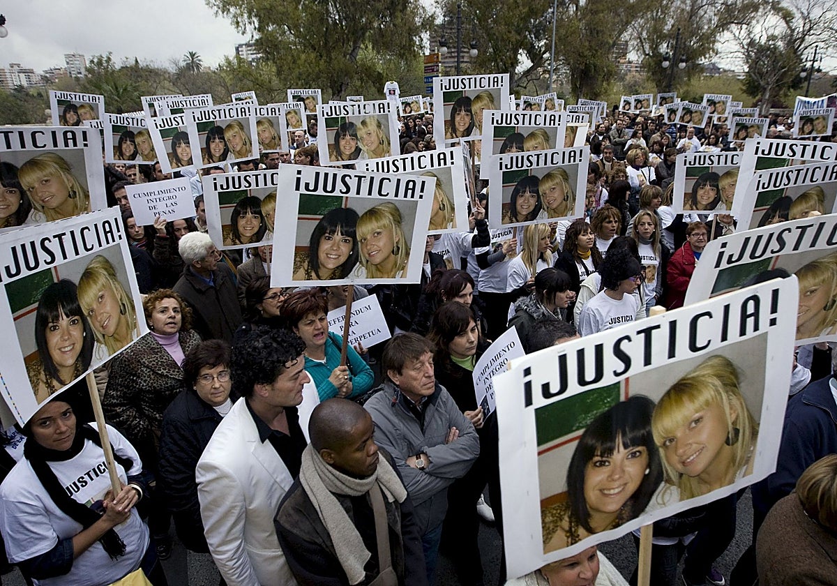 Una de las multitudinarias protestas que suscitó en Valencia el brutal asesinato a cuchilladas de la joven de Paiporta Carolina Planells, en 2009.