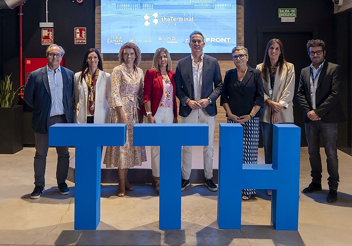 Equipo directivo de The Terminal Hub, junto a representantes de empresas asentadas en las oficinas.