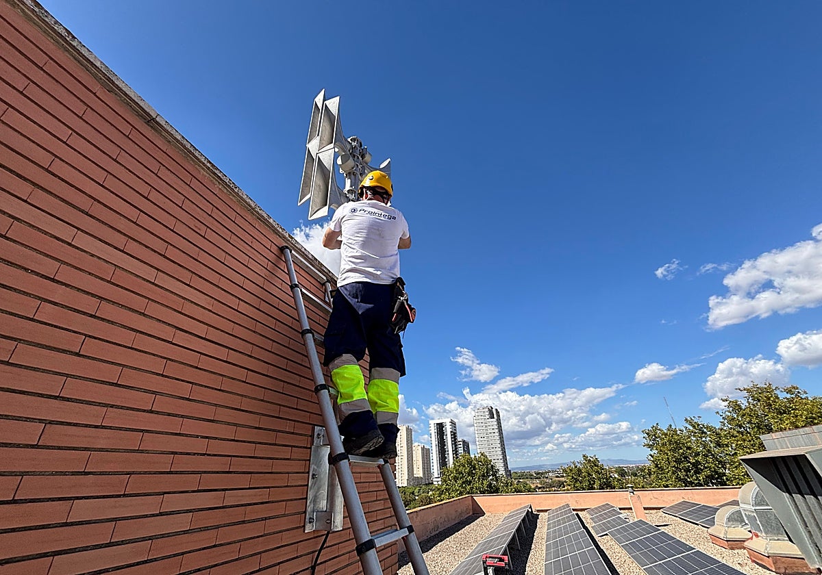 Un operario trabaja en la instalación del sistema.