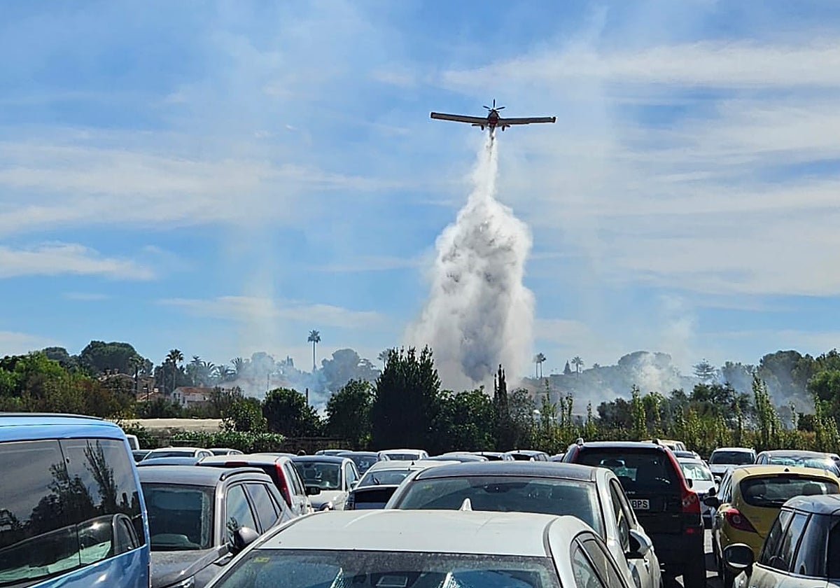Medio aéreo desplegado por los tres incendios simultáneos sofoca uno de los fuegos en L'Eliana.