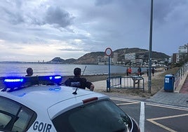 Imagen de archivo de dos agentes de la Policía Local en una playa de Alicante.