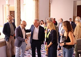El alcalde de Alaquàs, Toni Saura, habla con el ministro Torres este miércoles.