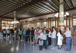 Pasajeros haciendo cola en la Estación del Norte.
