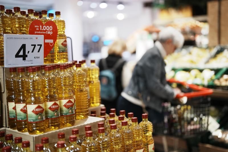 Botellas de aceite en un supermercado.