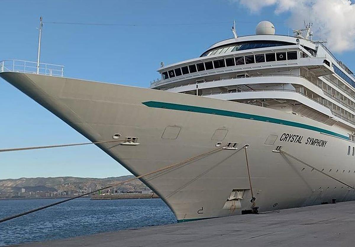 Cerca de 500 cruceristas americanos escalan en PortCastelló a bordo del 'Crystal Simphony'