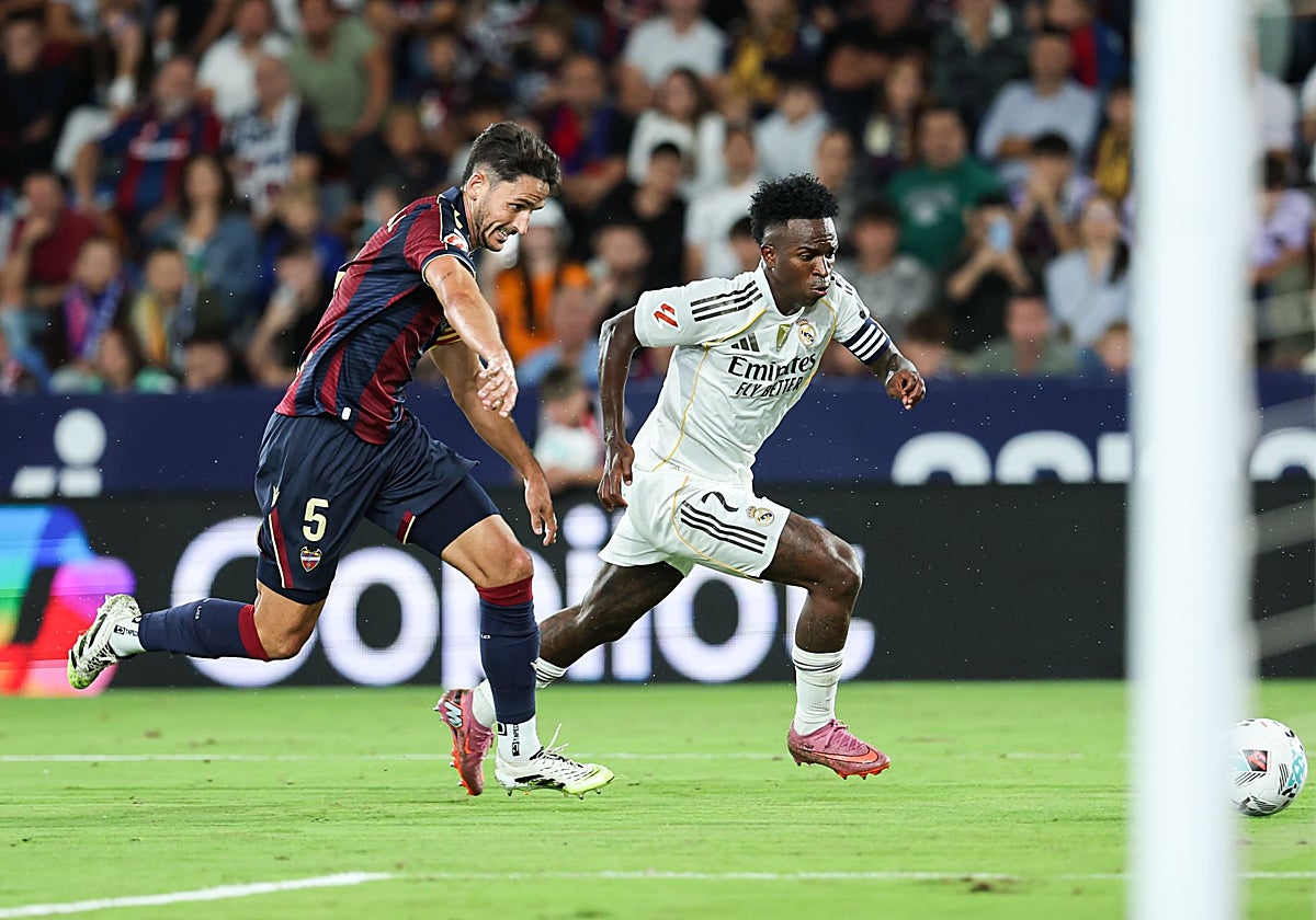 Unai Elgezabal en una acción con Vinícius Junior.