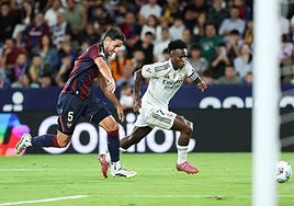 Unai Elgezabal en una acción con Vinícius Junior.