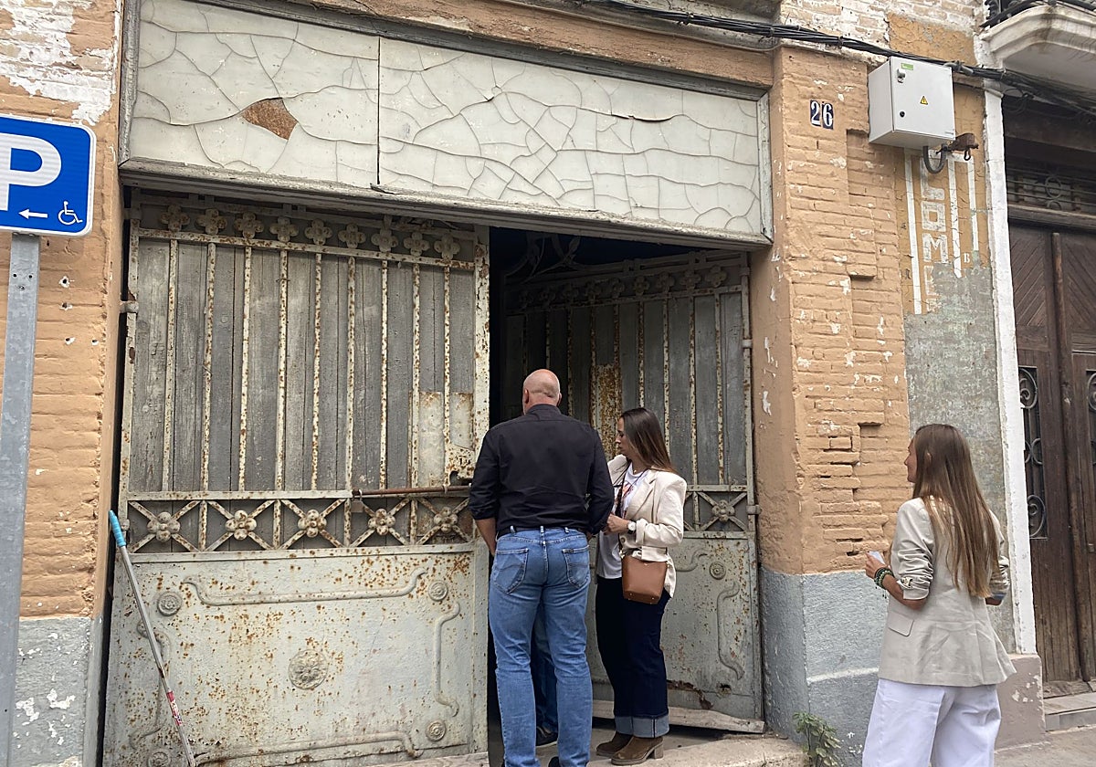 Entrega formal de las llaves de la Lonja de Pescadores del Cabanyal al área de Patrimonio del Ayuntamiento de Valencia.