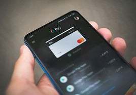 Un usuario utiliza su teléfono móvil para pagar.