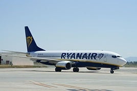 Avion de Ryanair en el aeropuerto de Foronda.