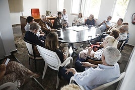 El director general de Costas y la comisionada del Puerto se han reunido con representantes vecinales.