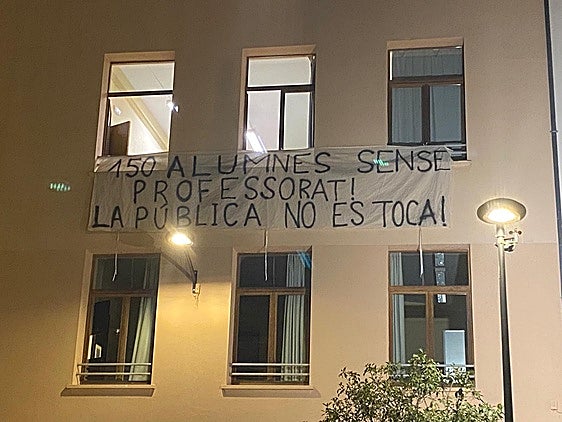 Pancarta de protesta en el Centro de Formación de Adultos Sant Carles de Ontinyent.