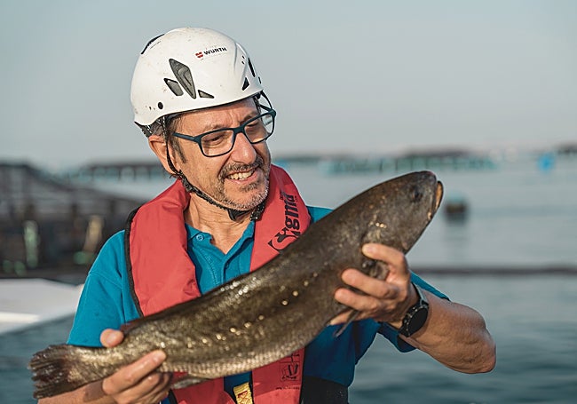 Eduardo Soler, responsable de Sostenibilidad, con un ejemplar de Corvina Rex.