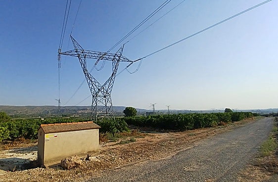 Una de las torres de alta tensión en medio de cultivos agrícolas de Montesa.