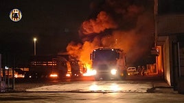 Los bomberos trabajando en el incendio de Carlet.