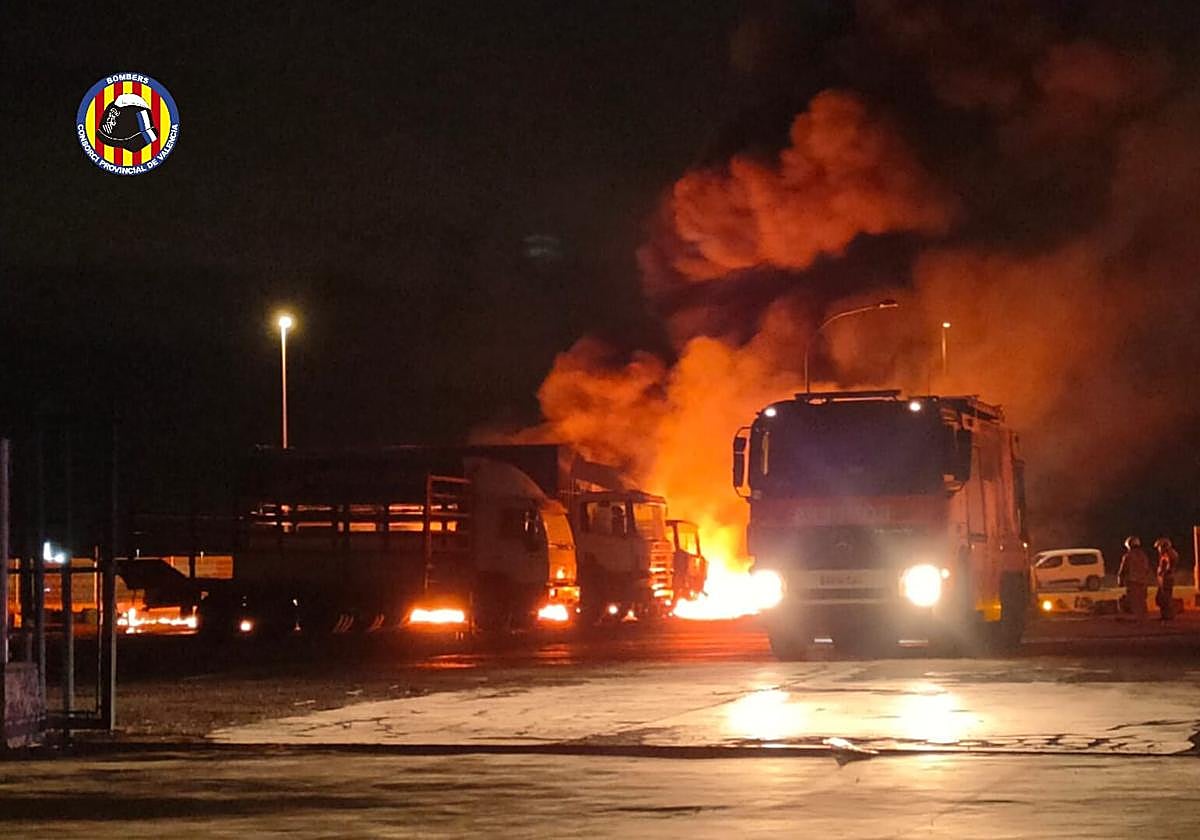 Los bomberos trabajando en el incendio de Carlet.