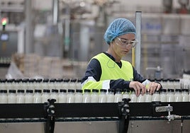Una trabajadora de la planta de Aldaia.