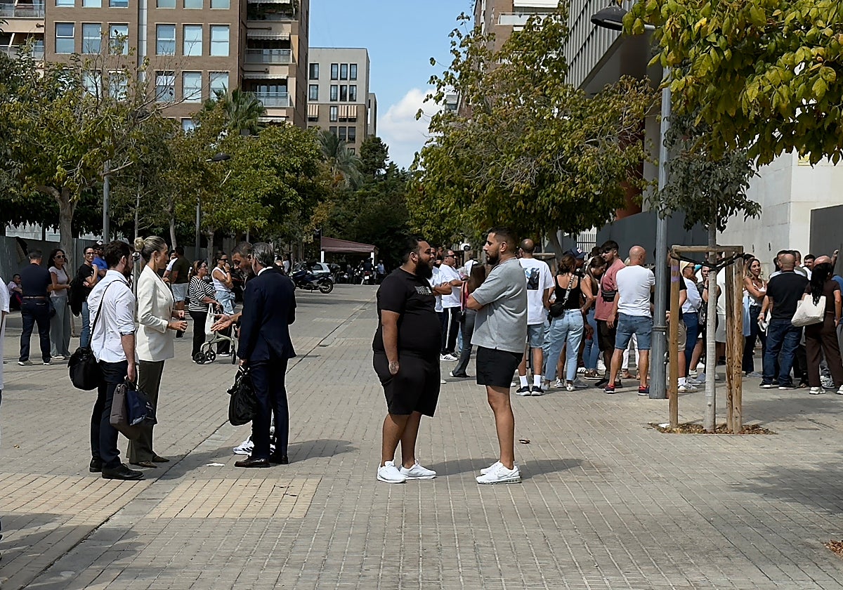 Familiares y letrados tras la puesta en libertad de los primeros detenidos en la macrooperación contra el cártel del puerto.