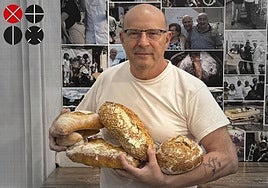 Juanjo Rausell, con algunas de sus creaciones.