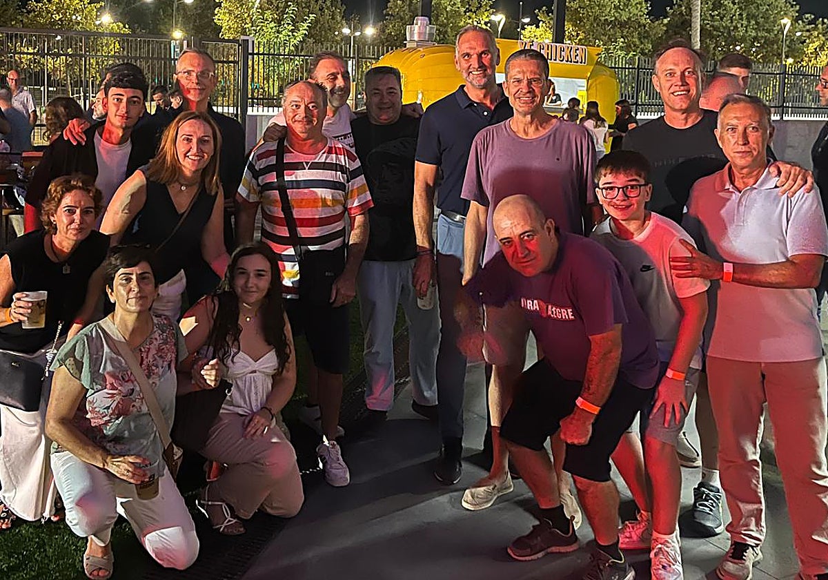 Miembros de la Penya Miki Vukovic junto a Pedro Martínez y Víctor Luengo durante la cena de peñas.