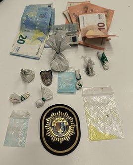Las drogas y el dinero incautados por los agentes.