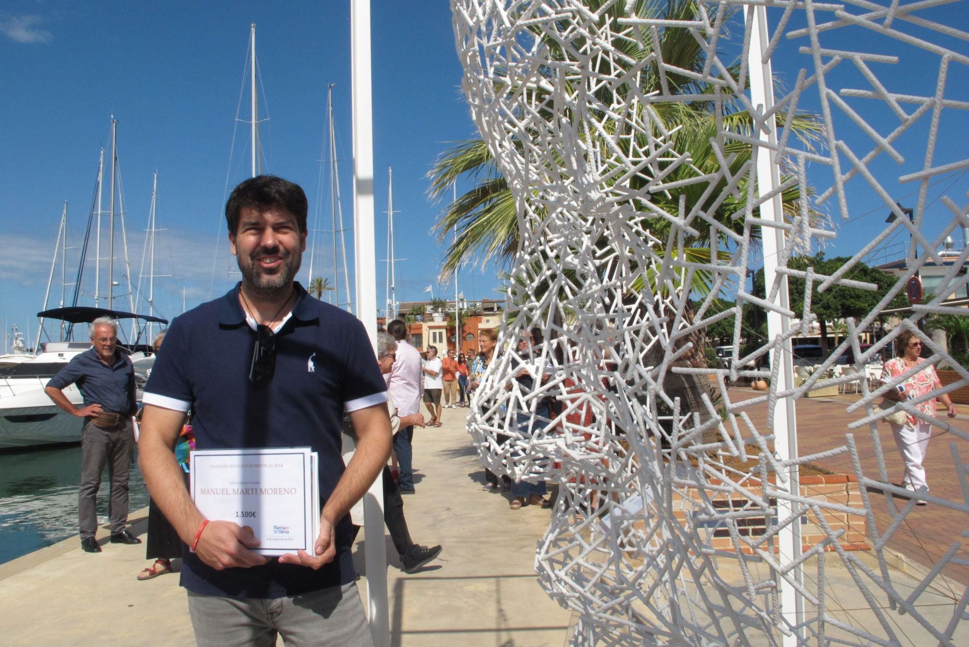 Manuel Martí junto a 'Levedad'.