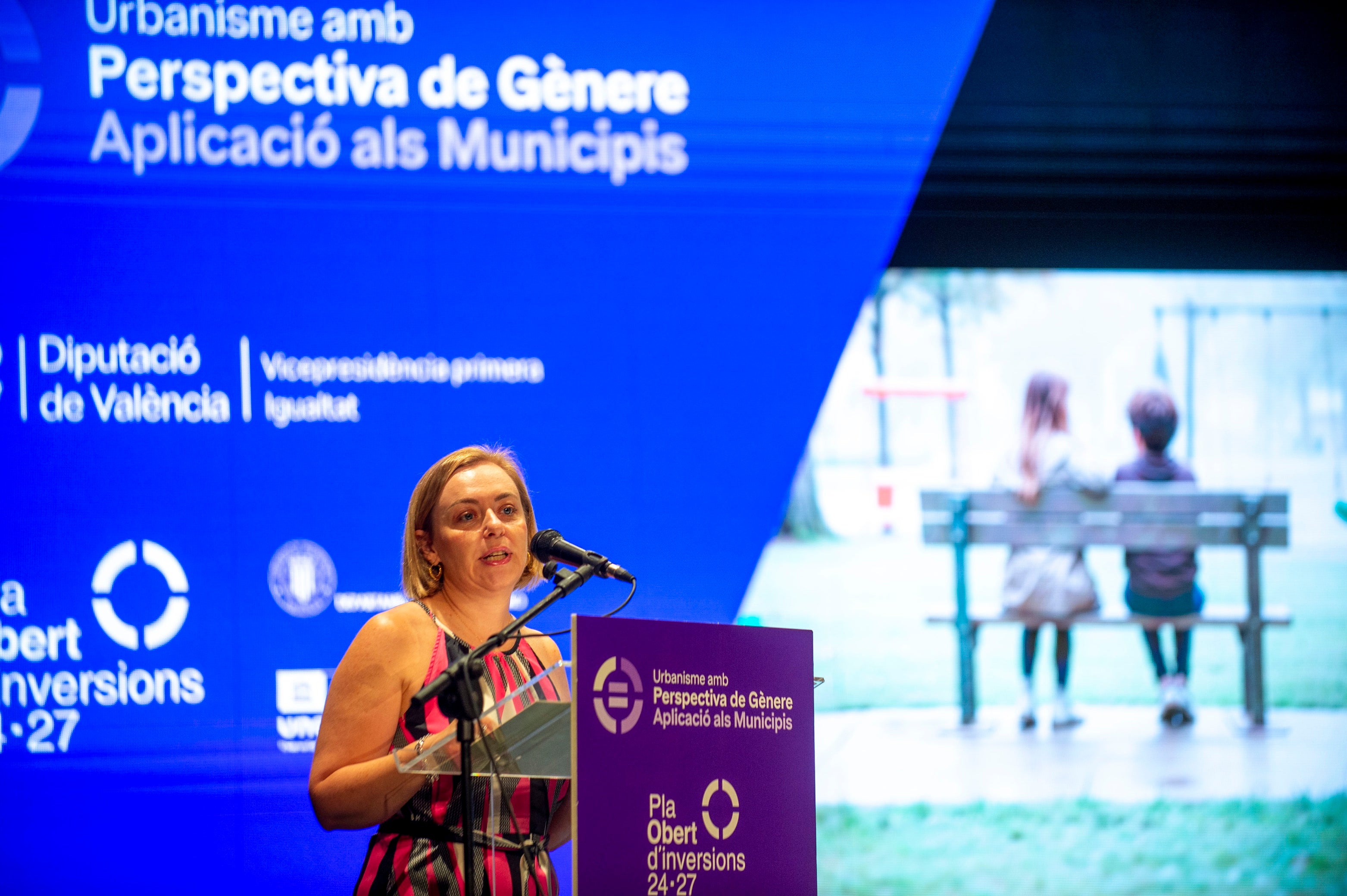 La vicepresidneta de la Diputación, durante el acto de presentación de la guía en Albaida.