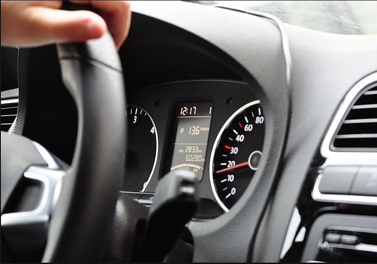 Un hombre conduce su vehículo en una imagen de archivo.