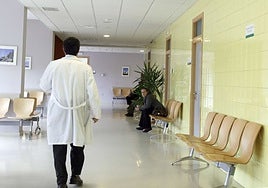 Un médico se dirige hacia una paciente en el centro de salud.