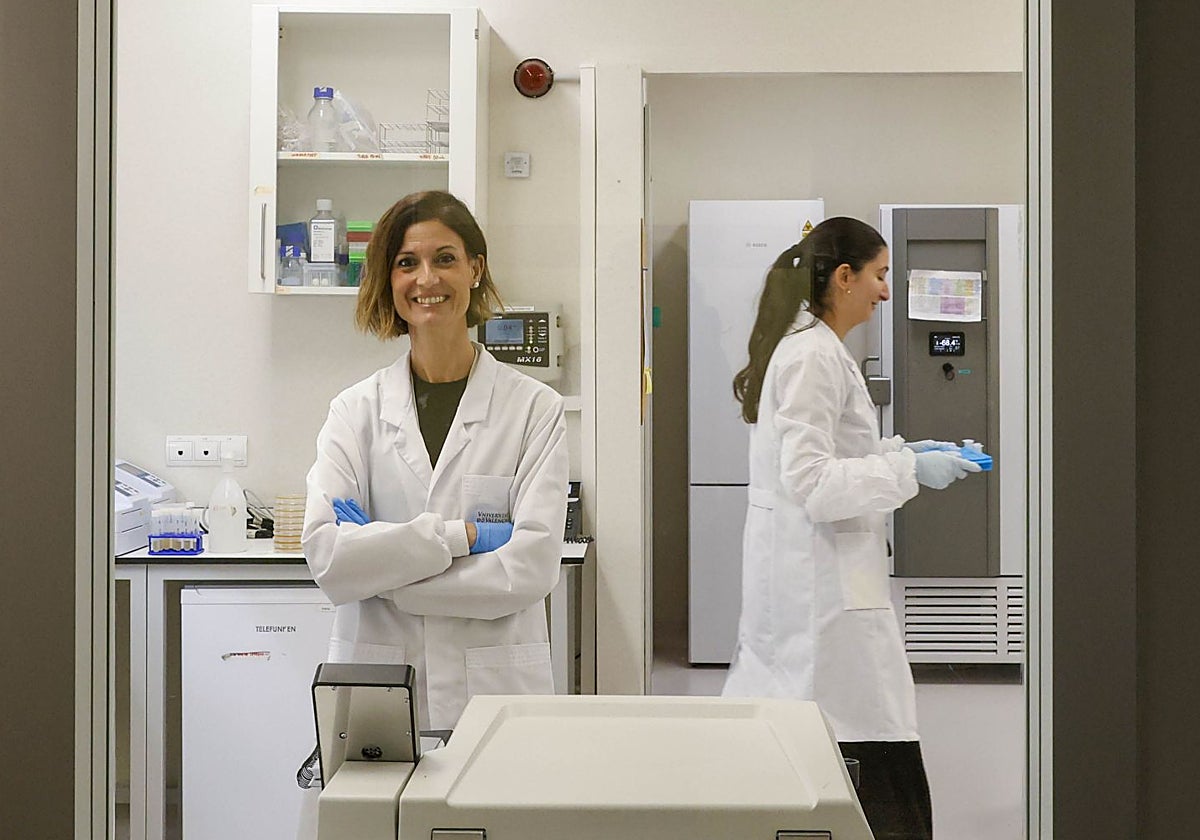 Pilar Domingo-Calap, junto a una compañera en el laboratorio de Paterna.