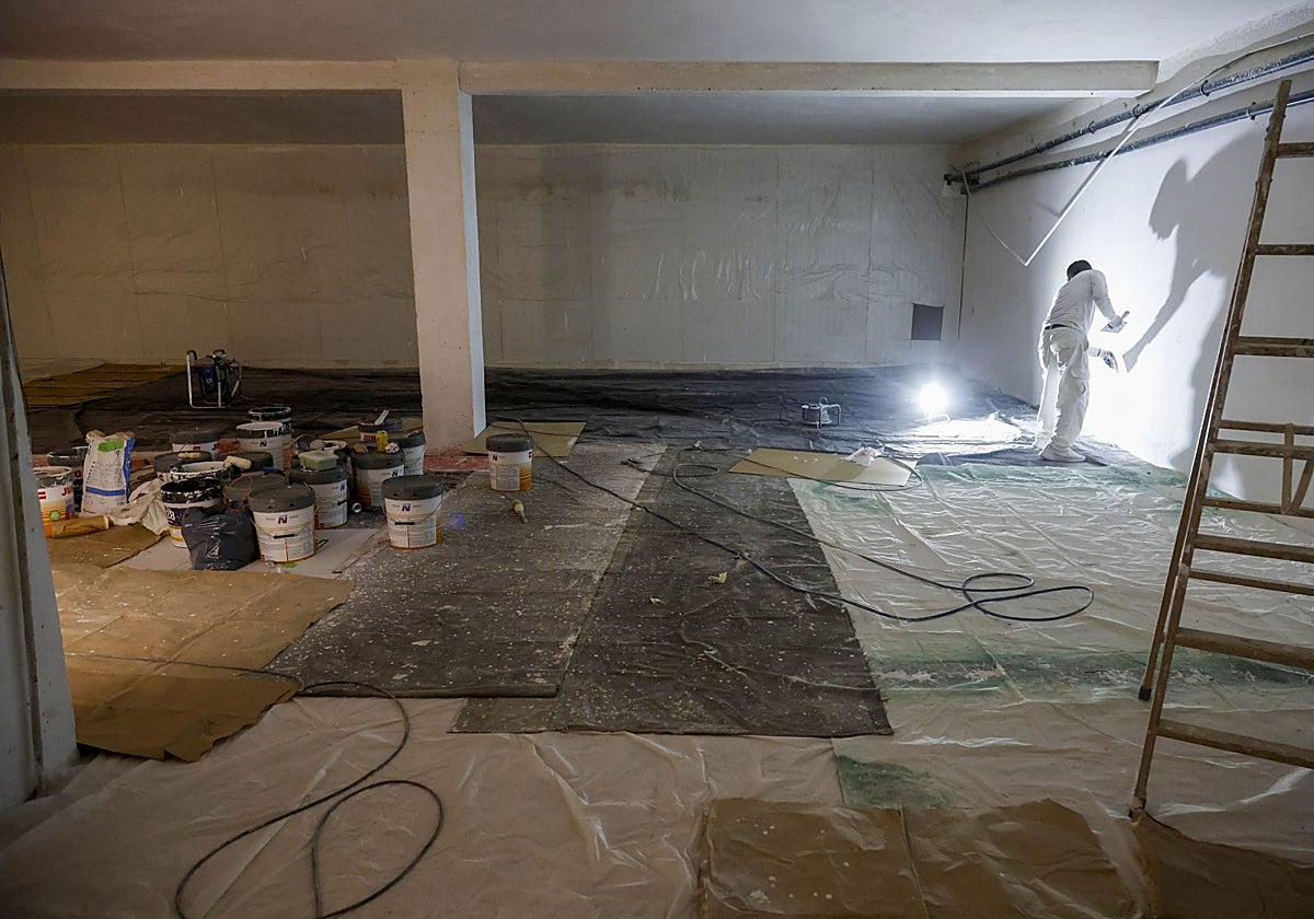 Antes y después de la fábrica de Monchitos de Paiporta tras la dana