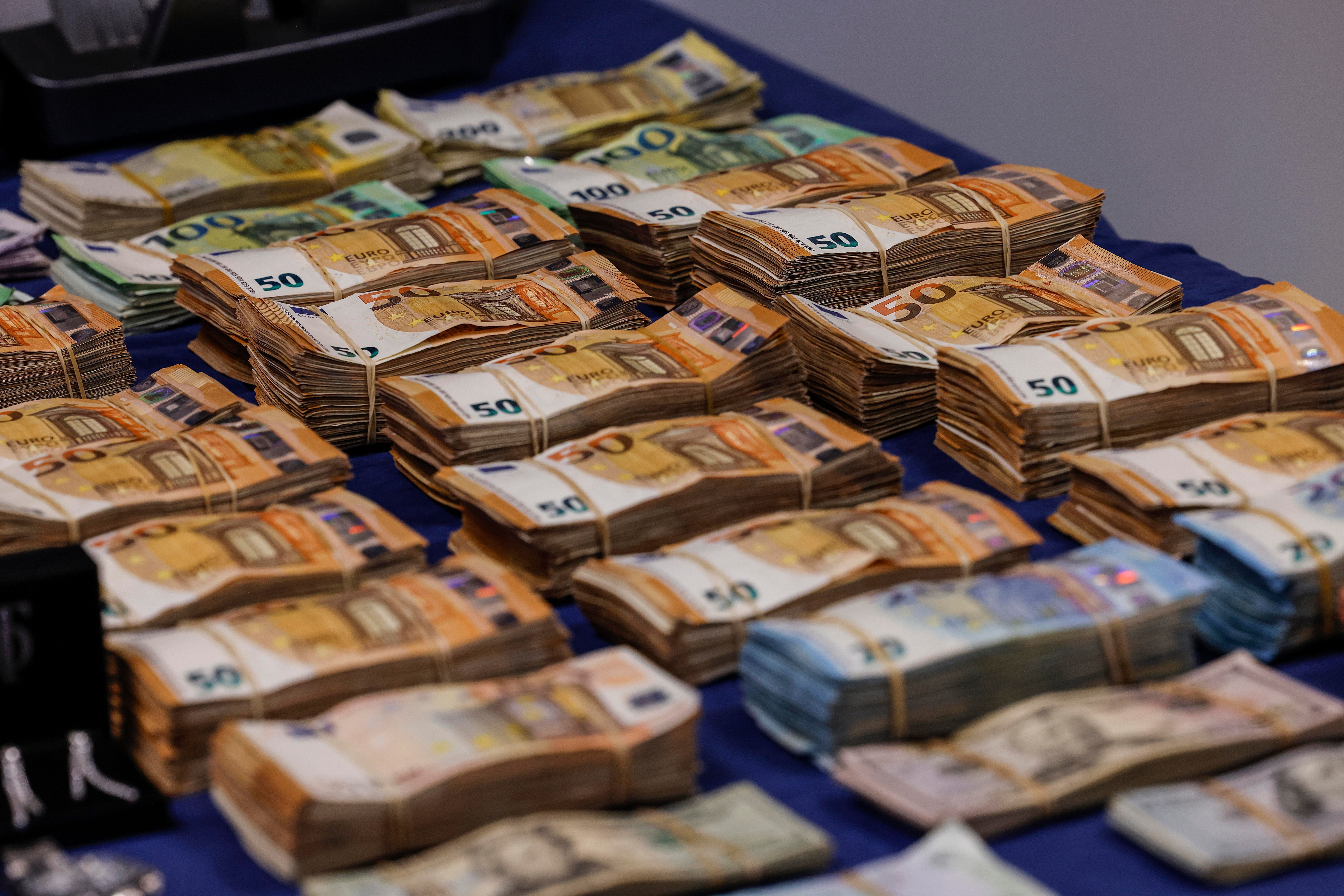 Fardos de billetes intervenidos por la Policía Nacional al cártel de droga del puerto de Valencia.