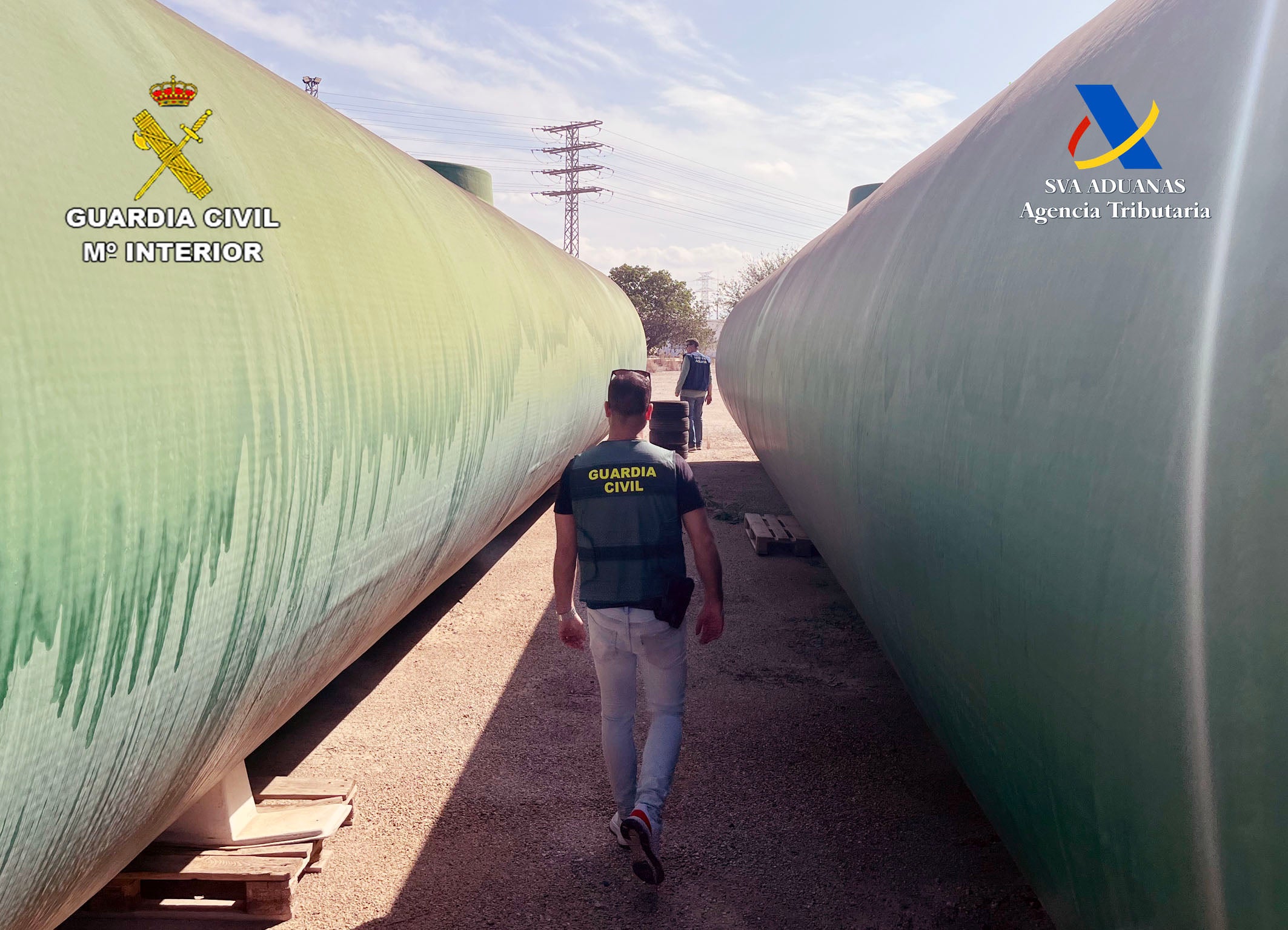 Algunos de los tanques donde se almacenaba la gasolina adulterada.