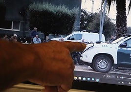 Manuel muestra una fotografía en la que se ve a su madre el día que evacuada de la residencia.