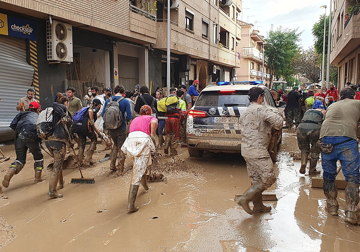 Voluntarios junto a Policía Local.
